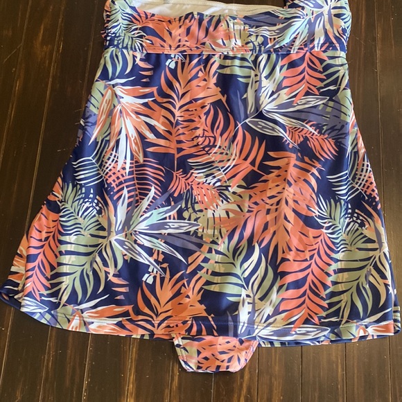 One piece bathing suit with skirt. Can be worn Strapless or with strap. SizeS - Picture 5 of 9